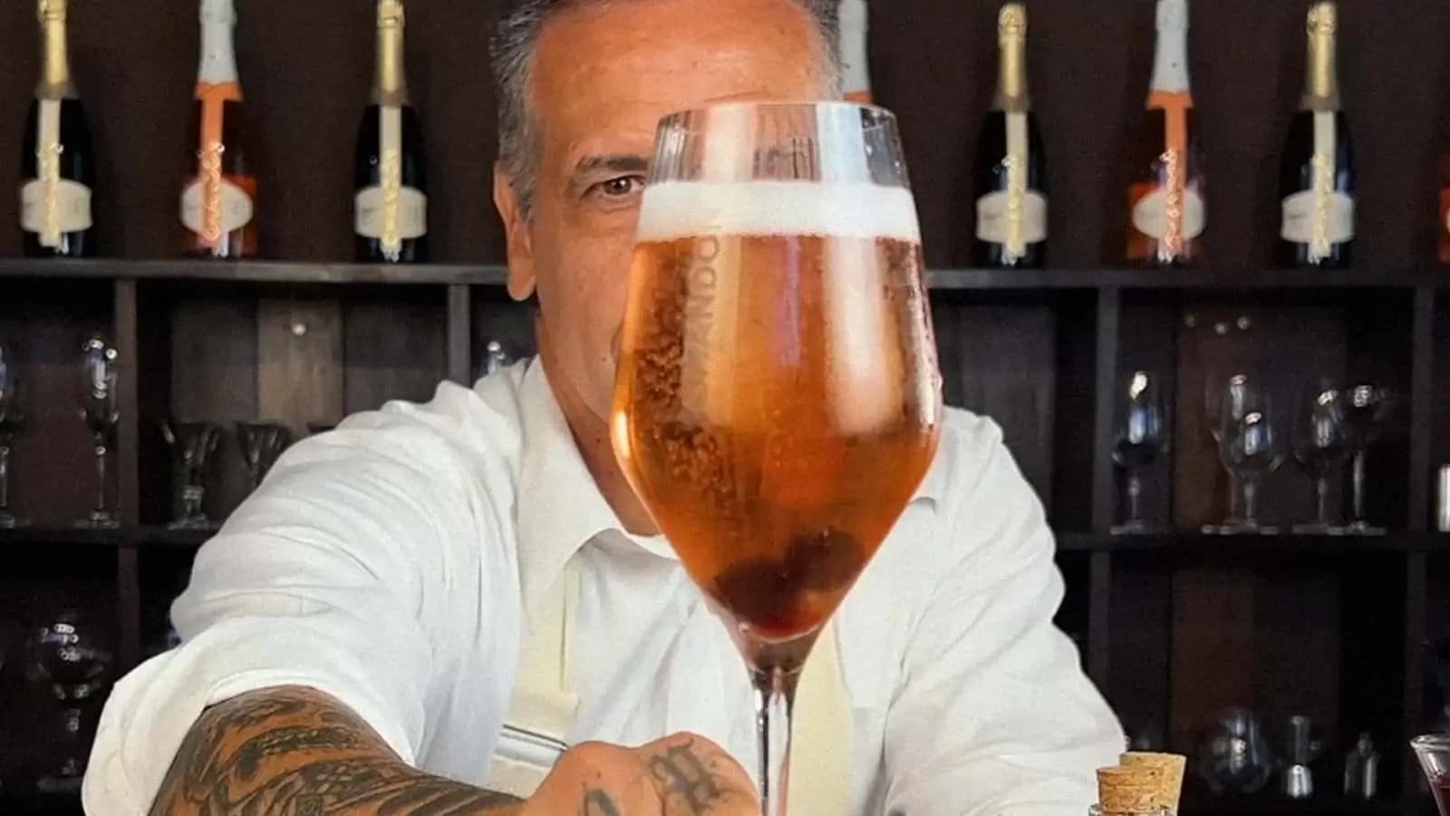 Conheça o drink Kir Royal: um show de sofisticação e sabor